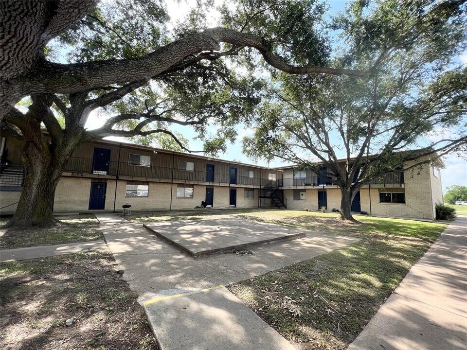 201 S Kaysie St in Angleton, TX - Building Photo