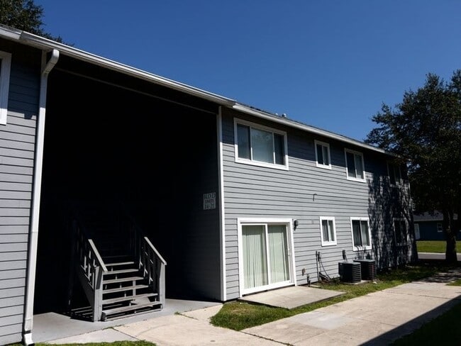 30 W Rhodes Dr in New Smyrna Beach, FL - Building Photo - Building Photo