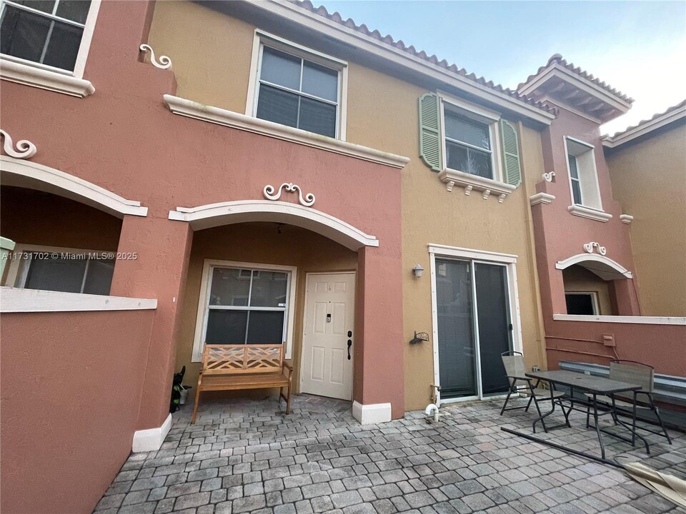 10661 SW 8th St in Pembroke Pines, FL - Foto de edificio