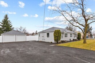 10112 E Broadway Ave in Spokane Valley, WA - Building Photo - Building Photo