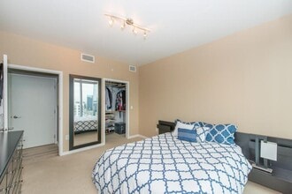 8161 33rd Ave S, Unit 904 in Bloomington, MN - Foto de edificio - Building Photo