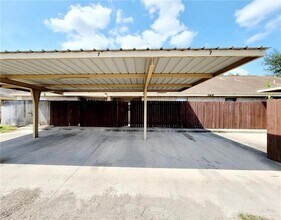 2402 Tahiti Dr, Unit 7 in Edinburg, TX - Building Photo - Building Photo