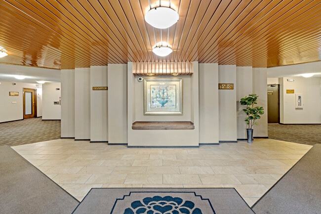 6730 Vernon Ave S, Unit Fountain Woods II 404 in Minneapolis, MN - Building Photo - Building Photo