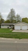 1215 Elmwood Rd in Lansing, MI - Building Photo