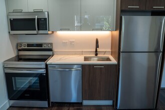1555 W Hollywood Ave, Unit 313 in Chicago, IL - Building Photo - Building Photo