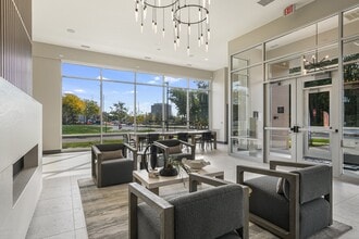 The Henry at Harms Woods in Skokie, IL - Foto de edificio - Building Photo