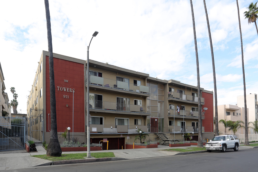 Silver Towers Apartments in Los Angeles, CA - Building Photo