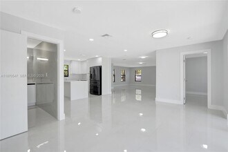 7480 Johnson St in Hollywood, FL - Foto de edificio - Building Photo