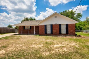 908 Mister Lake Ct in Montgomery, AL - Building Photo