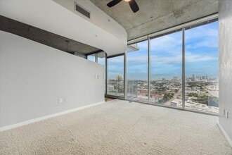 5925 Almeda Rd in Houston, TX - Building Photo - Building Photo