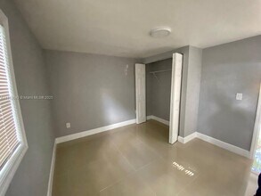 345 NE 168th St-Unit -B in North Miami Beach, FL - Building Photo - Building Photo