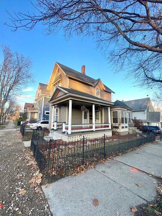 533 Cherry St, Unit 1 in Lansing, MI - Building Photo