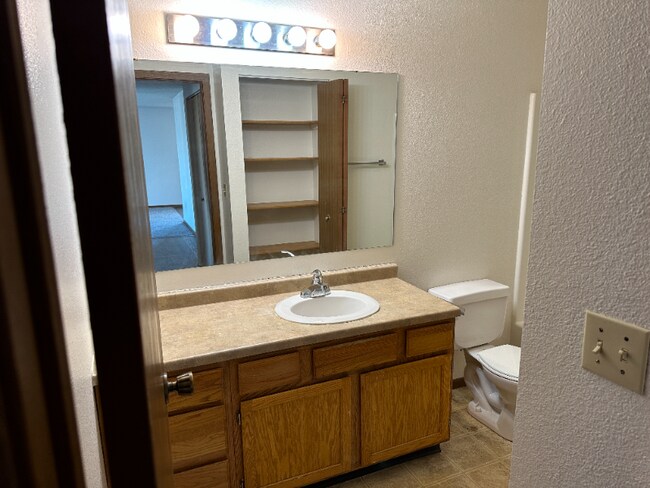 1121 14th Ave E, Unit 16 in West Fargo, ND - Foto de edificio - Building Photo