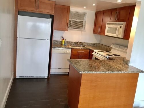 8290 Lake Dr-Unit -M145 in Doral, FL - Building Photo