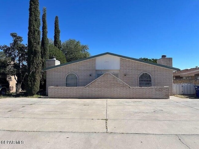 property at 2918 E Glen Dr
