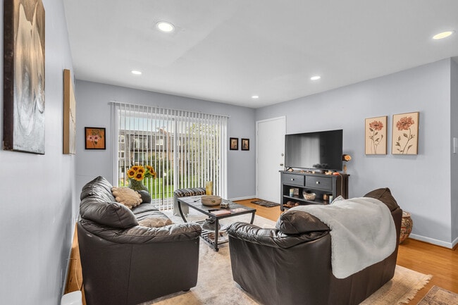 9405 Bay Colony Dr in Des Plaines, IL - Building Photo - Building Photo