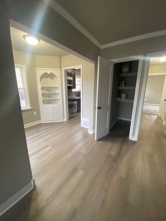 property at 914 S 16th Ave