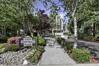 West Mall Place Apartment Homes in Everett, WA - Foto de edificio - Building Photo