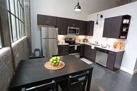 2BR, 2BA - 875 SF - Oak - Living Room - Bradford Mills Lofts Apartamentos in Louisville, Kentucky