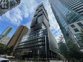55 Charles St E in Toronto, ON - Building Photo