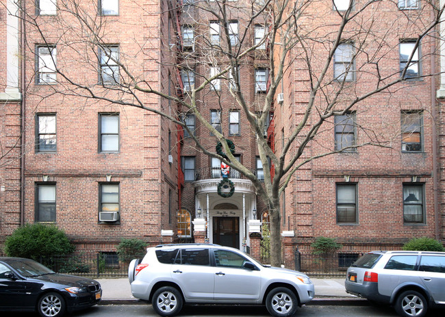 35-40 83rd St in Flushing, NY - Foto de edificio - Building Photo