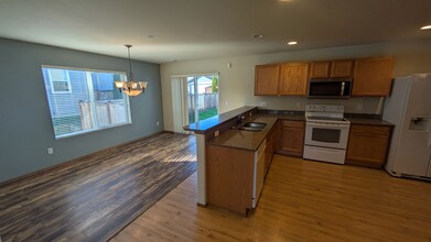 1717 Duncan Ave in Dupont, WA - Building Photo - Building Photo