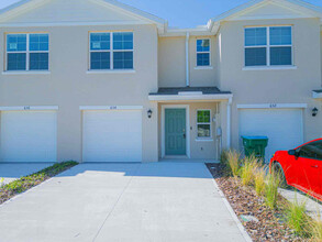 654 Moscato Dr in Daytona Beach, FL - Foto de edificio - Building Photo