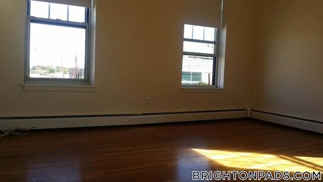 160 N Beacon St, Unit 11 in Boston, MA - Building Photo - Building Photo