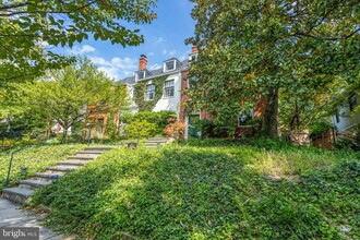 3313 Cleveland Ave NW in Washington, DC - Foto de edificio - Building Photo