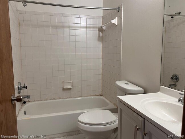 590 Parkview Dr in Detroit, MI - Building Photo - Building Photo