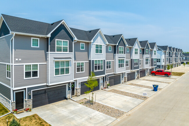 Grand Valley Townhomes in West Des Moines, IA - Building Photo - Building Photo