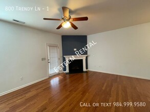 800 Trendy Ln in Apex, NC - Foto de edificio - Building Photo