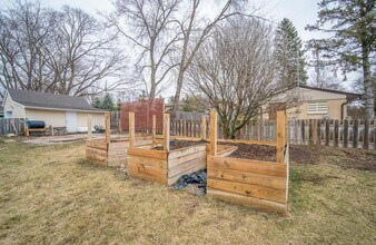 508 Merton Ave in Hartland, WI - Building Photo - Building Photo