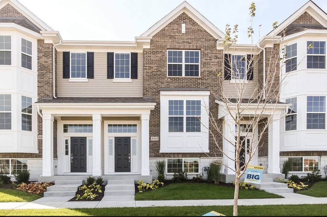 4443 Monroe Ct in Naperville, IL - Building Photo