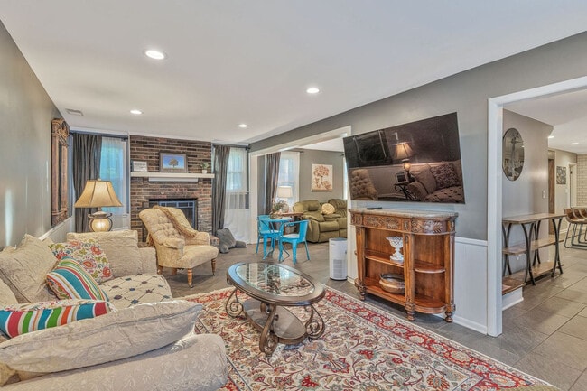 808 Roseview Dr