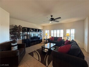 860 Canterra St in Las Vegas, NV - Building Photo - Building Photo