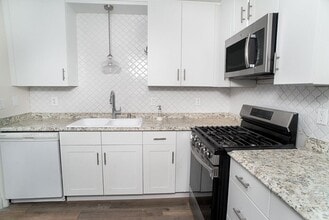 22109 Burbank Blvd in Los Angeles, CA - Building Photo - Building Photo