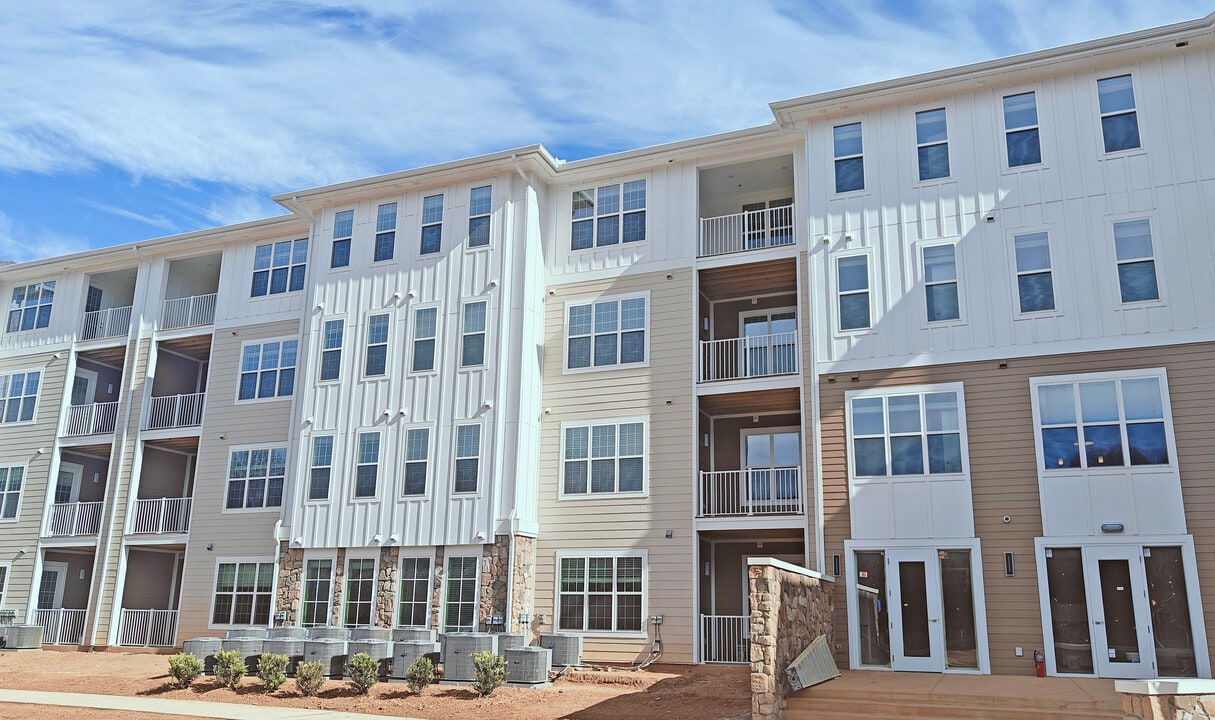 Springhouse Square in Charlotte, NC - Building Photo