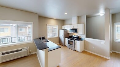 Four Seasons Central in Vancouver, WA - Building Photo - Building Photo