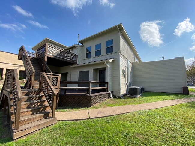 329 E Washington Ave in Navasota, TX - Building Photo - Building Photo