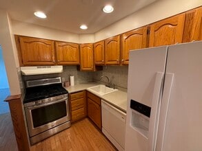 44 Surrey Dr in Newington, CT - Building Photo - Building Photo