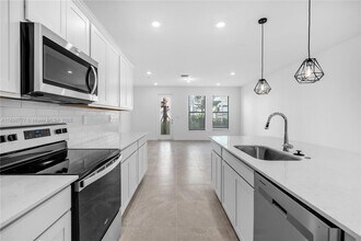 8356 NW 7th Pl in Plantation, FL - Building Photo - Building Photo