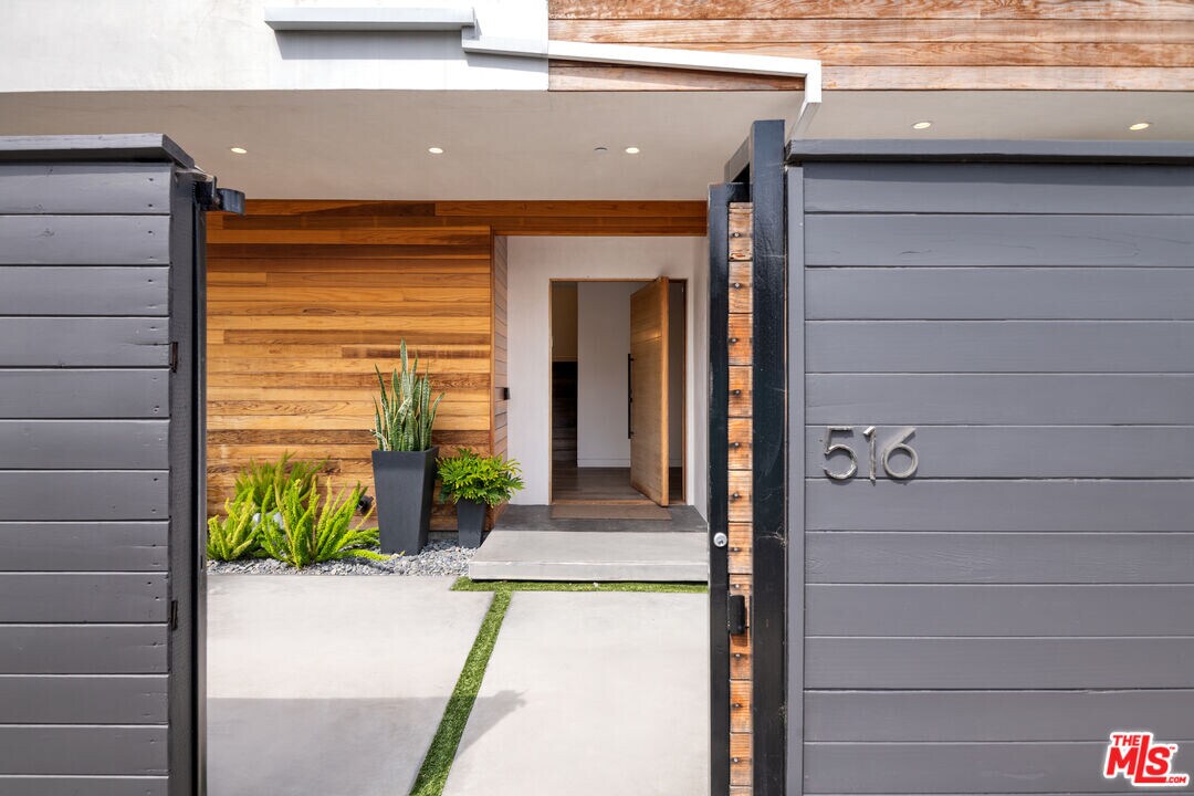 516 Vernon Ave in Los Angeles, CA - Building Photo