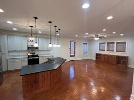 144 E Jackson St in Thomasville, GA - Building Photo