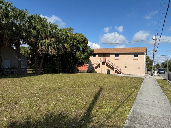 509 Douglass Ave in West Palm Beach, FL - Building Photo - Building Photo