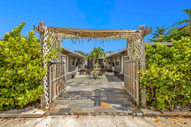 1035 - 1037-1037 NE 32nd St, Unit Q2 in Oakland Park, FL - Foto de edificio - Building Photo