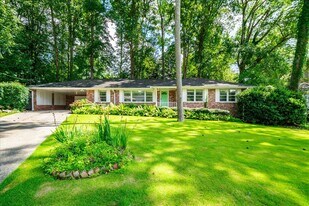 2038 S Akin Dr in Atlanta, GA - Building Photo