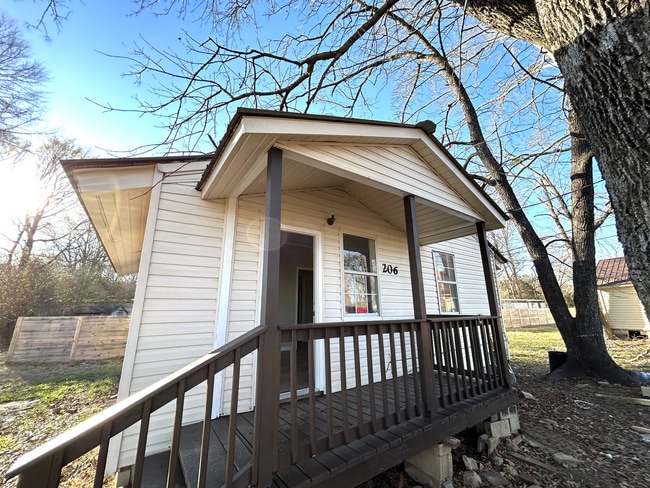 property at 206 Bundrum Dr NW