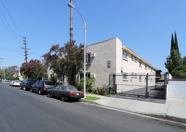 7000 Etiwanda Apartments in Reseda, CA - Foto de edificio - Building Photo