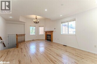 9 Kestrel Ct in Barrie, ON - Building Photo - Building Photo
